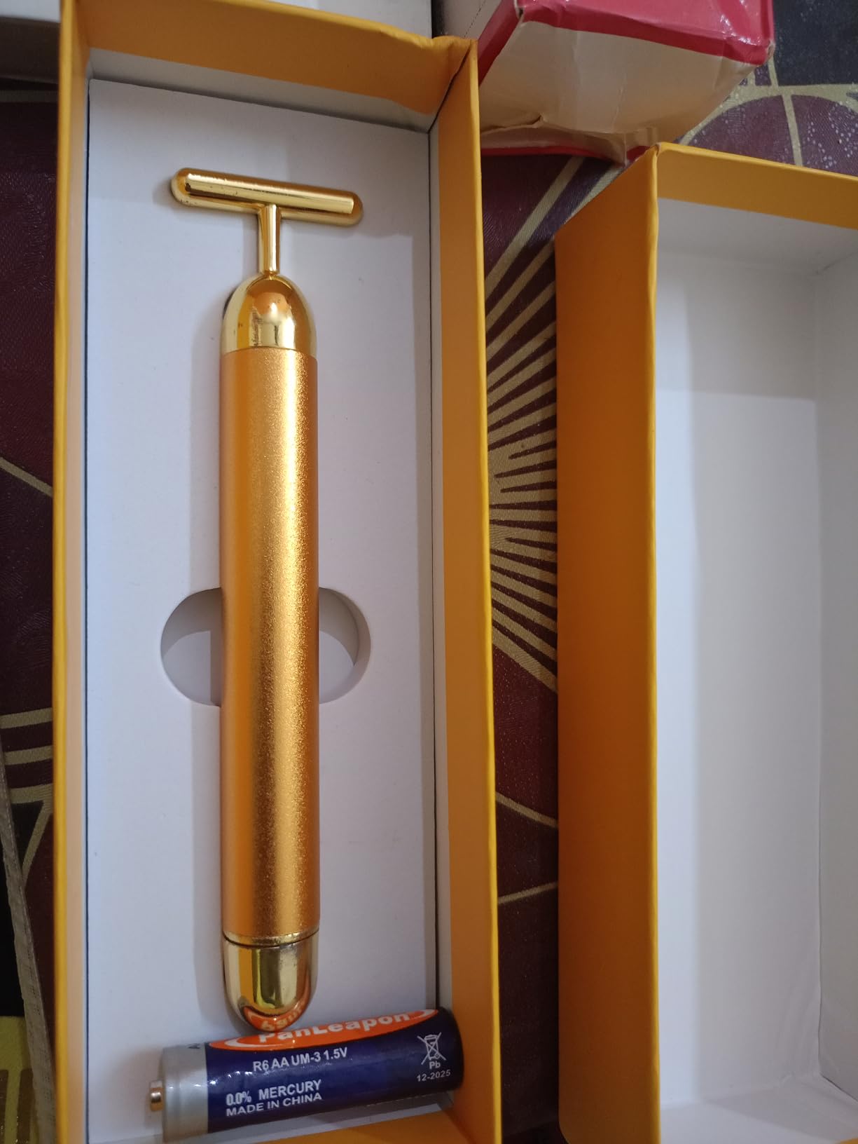 Gold facial roller with battery in a box